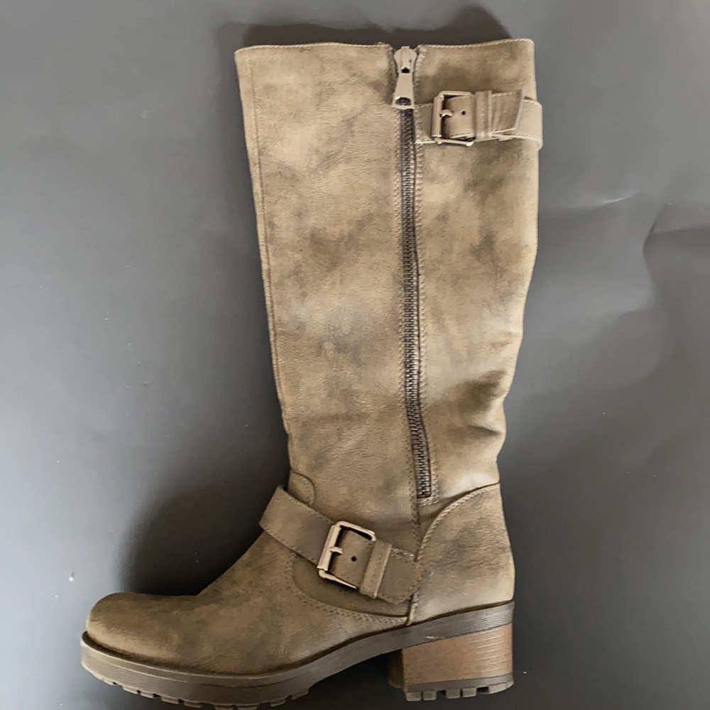 Boots - Picture 2 of 9